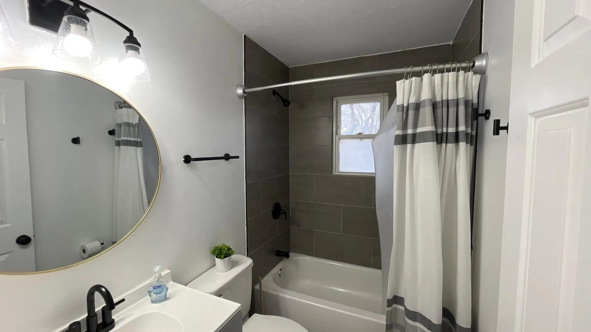 Sleek Modern 2-Bedroom Townhouse Near Bardstown Rd Louisville USA