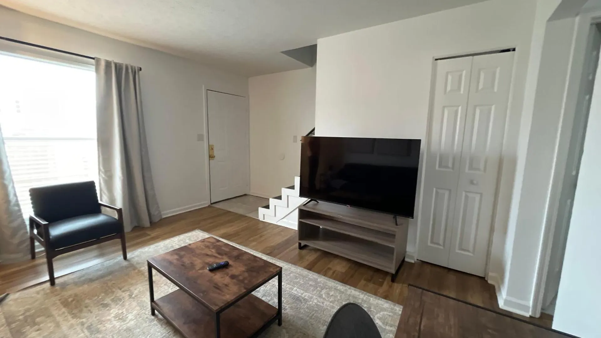 Sleek Modern 2-Bedroom Townhouse Near Bardstown Rd Louisville USA